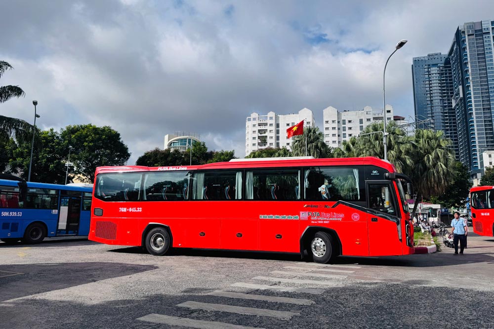 シャトルシャトルの幹部、公務員、ビン・デュオンとバリアの職員 - ヴァン・タウからホーチミン市まで働く。  写真：Minh Tam