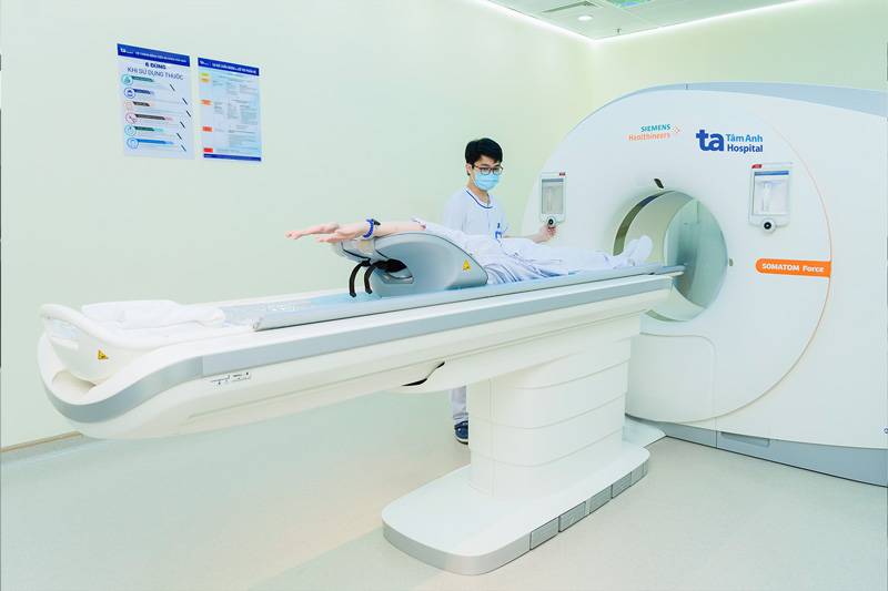 Kỹ thuật viên đang thực hiện các thao tác chụp CT hơn 100.000 lát cắt cho người bệnh. Ảnh: Bệnh viện Đa khoa Tâm Anh.