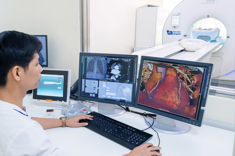 Người bệnh đang được kiểm tra bằng máy CT hơn 100.000 lát cắt. Ảnh: Bệnh viện Đa khoa Tâm Anh