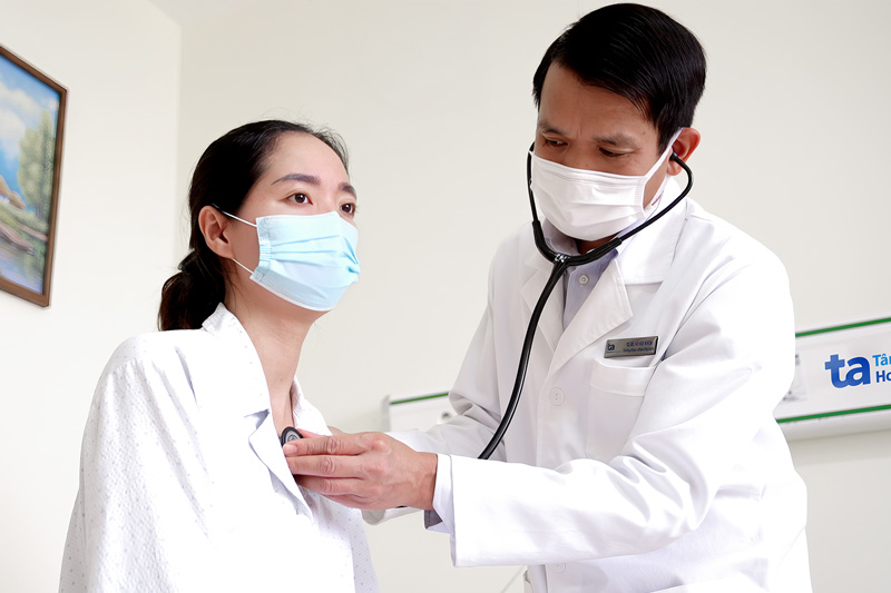 Sau khi thăm khám sức khỏe định kỳ, bác sĩ phát hiện người bệnh có khối u phổi ác tính. Ảnh: Bệnh viện Đa khoa Tâm Anh