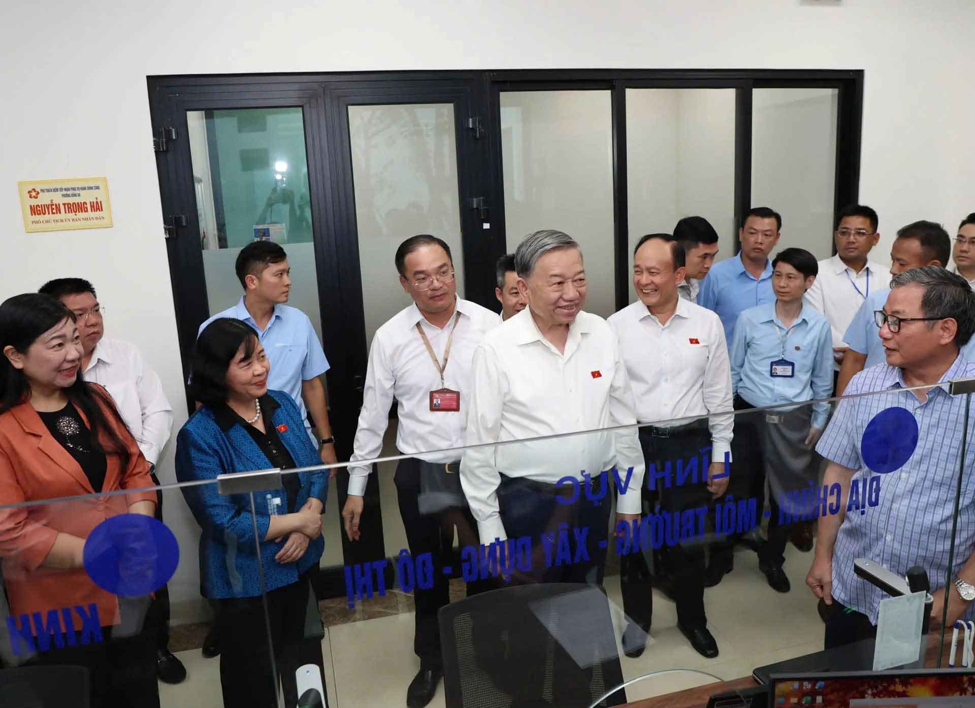 Tong Bi thu To Lam cung cac dai bieu tham, kiem tra hoat dong chinh quyen dia phuong 2 cap tai Diem tiep nhan, phuc vu hanh chinh cong phuong Dong Da. Anh: Thanh Hai