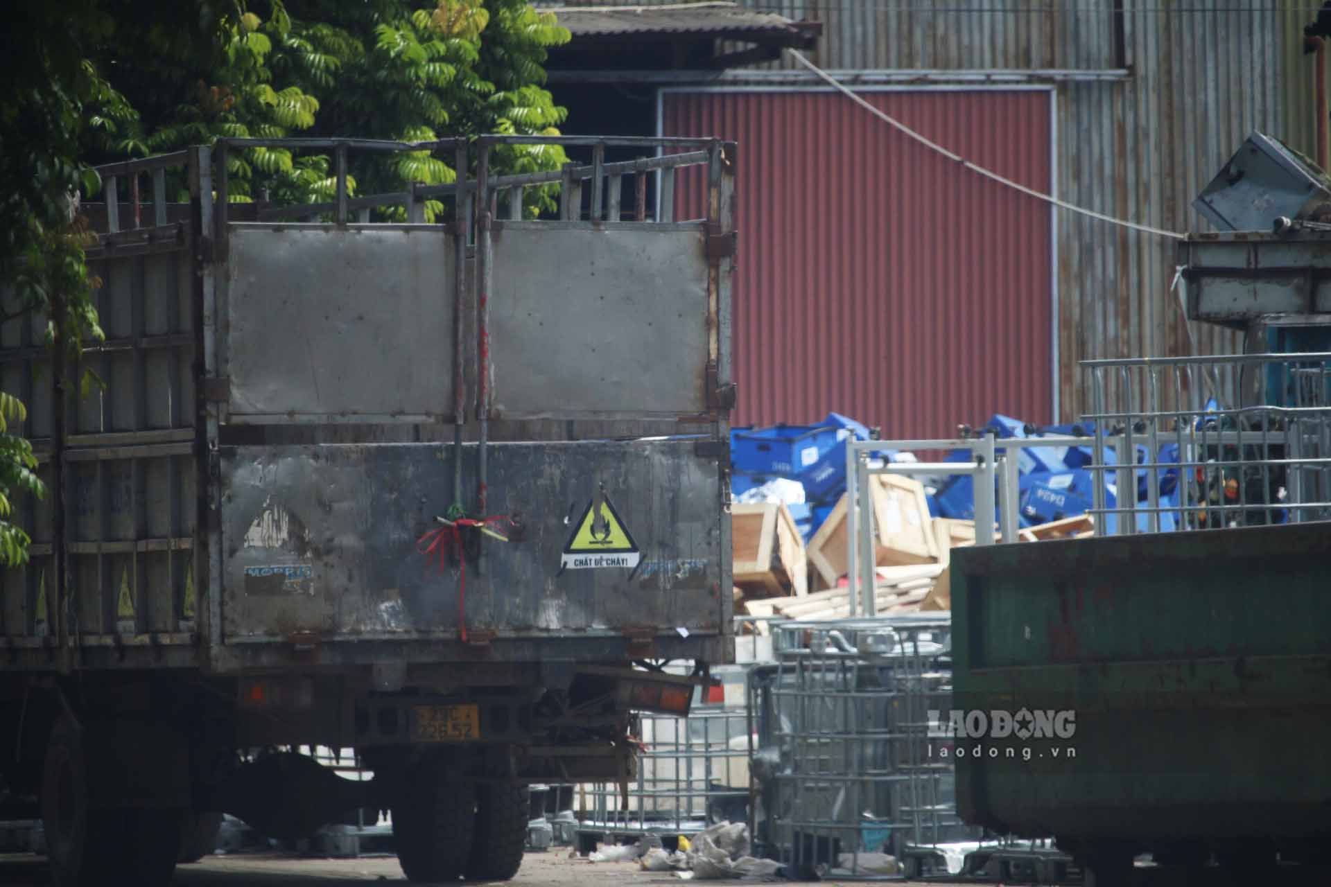 Many vehicles carrying industrial waste at illegal facilities in Thu Lam commune (formerly Xuan Non commune, Dong Anh district), Hanoi city. Photo: PV.