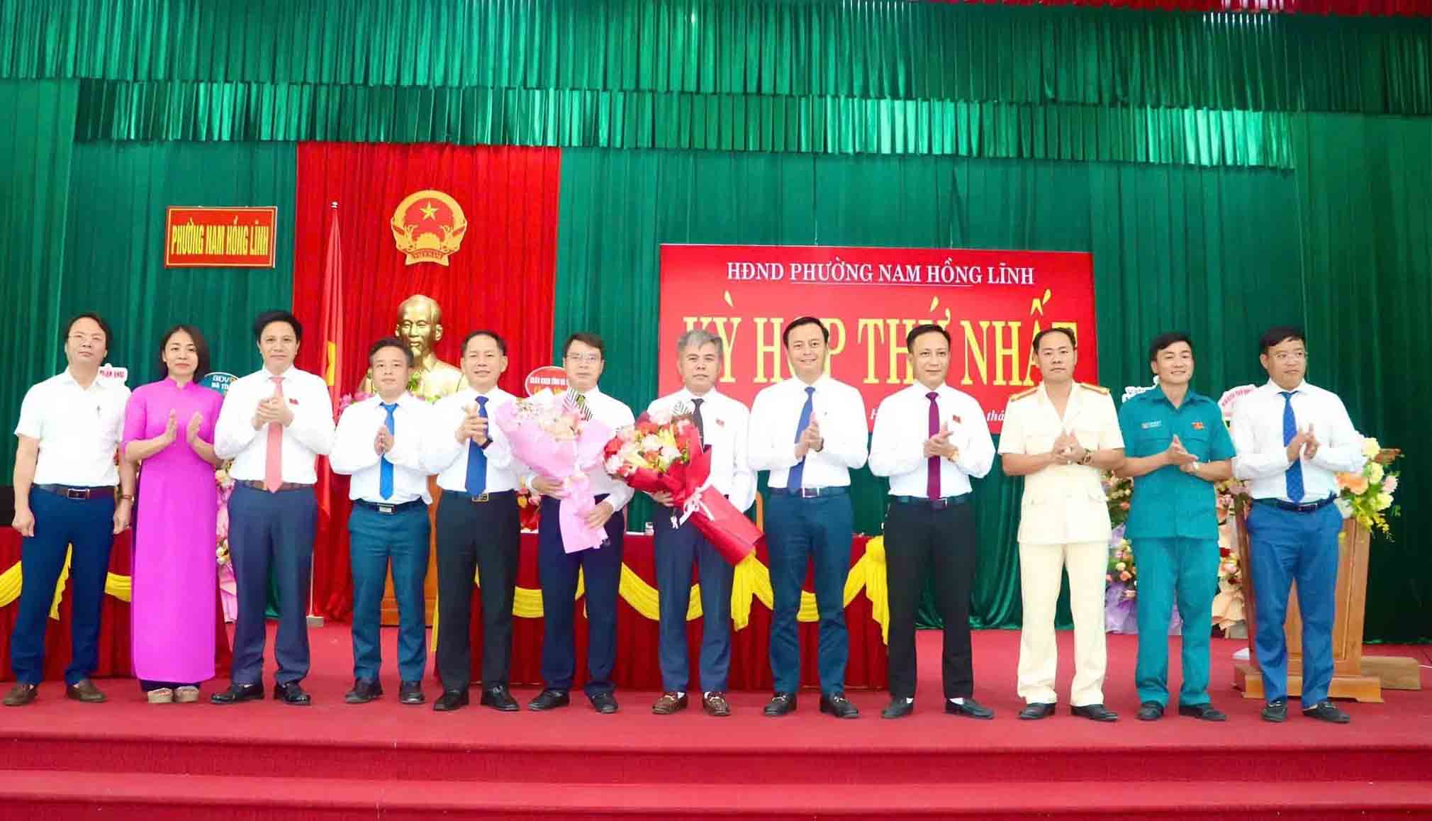 Lanh dao tinh Ha Tinh tang hoa chuc mung Lanh dao UBND phuong  Nam Hong Linh duoc bau tai ky hop HDND phuong khoa 1. Anh: Quoc Cuong.