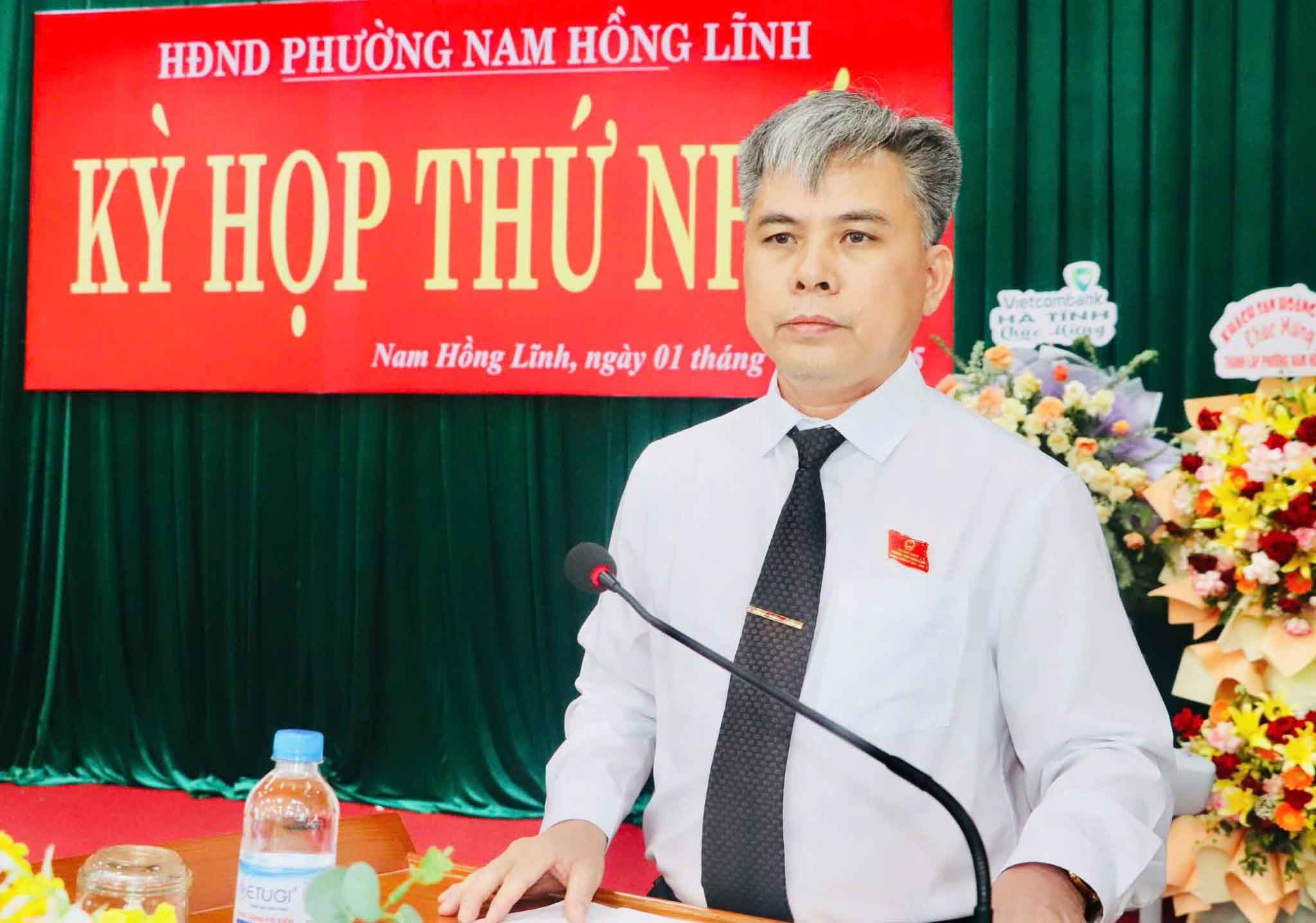M. Ton Quang Ngoc - Secretaire adjoint du Comite du Parti et president du Comite populaire du quartier de Nam Hong Linh s'exprime lors de la 1ere session du Conseil populaire du quartier. Photo : Quoc Cuong.