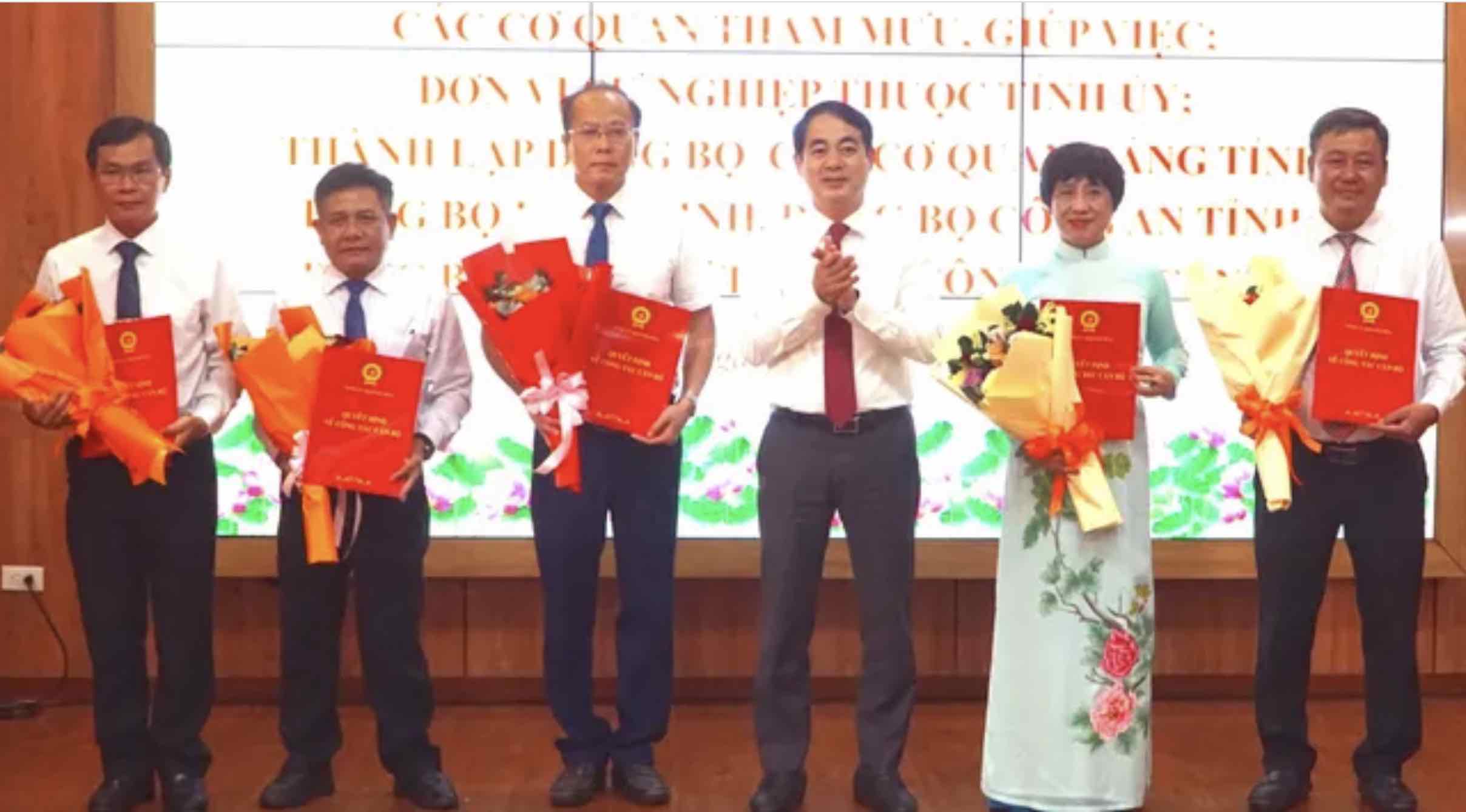 Khanh Hoa Provincial Party Committeeは、主要な組織と人員を統合し、一連の党機関を設立しました。写真：Quang