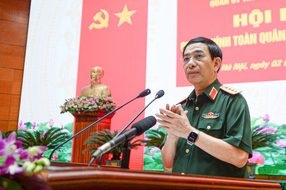 Dai tuong Phan Van Giang - Uy vien Bo Chinh tri, Pho Bi thu Quan uy Trung uong, Bo truong Bo Quoc phong, phat bieu khai mac hoi nghi. Anh: Vien Minh