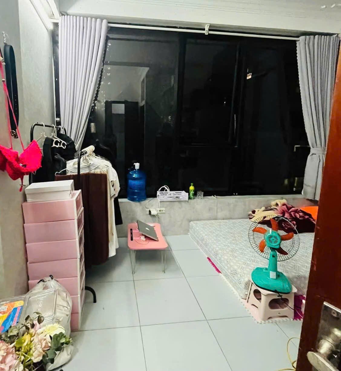 Phòng trọ chị Nguyễn Hương Lan đang thuê. Việc chuyển nhà 3 lần từ khi đi làm khiến lao động cảm thấy bất an, mệt mỏi. Ảnh: Hương Lan