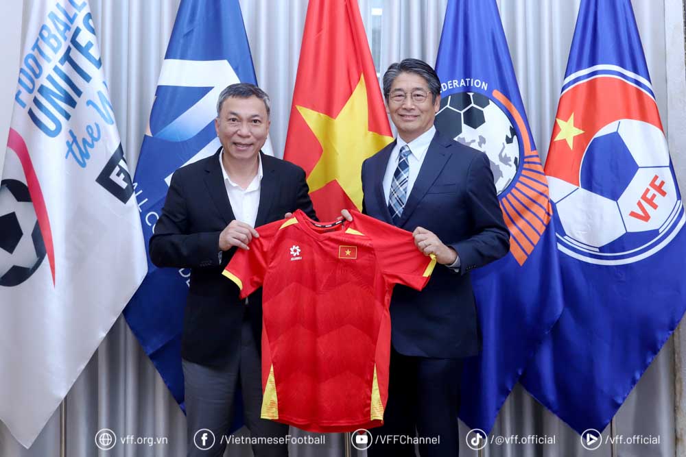 President of the Vietnam Football Federation (VFF) Tran Quoc Tuan presented the souvenir flag and national team jersey to Mr. Ambassador Ito Naoki. Photo: VFF