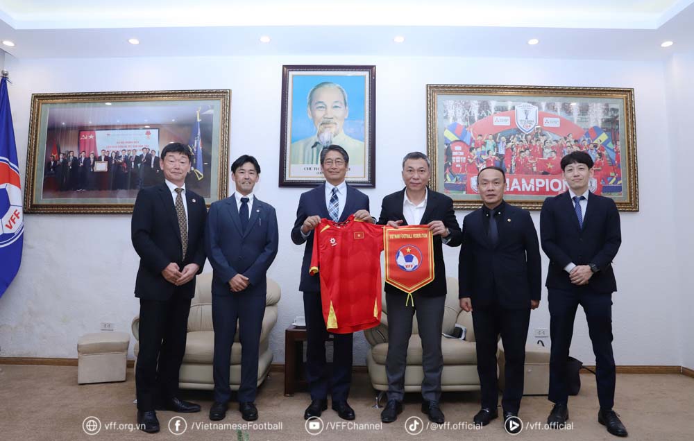 Chu tich VFF Tran Quoc Tuan, Dai su Ito Naoki, Tong thu ki VFF Nguyen Van Phu va dai dien lanh dao doi Kawasaki Frontale chup anh luu niem. Anh: VFF