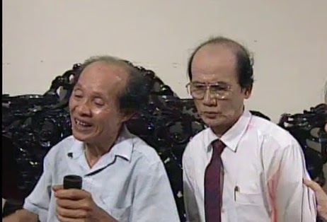 Nghe si Van Toan (trai) ben canh co nghe si Pham Bang trong mot tieu pham chuong trinh “Gap nhau cuoi tuan“. Anh: Cat tu video. 