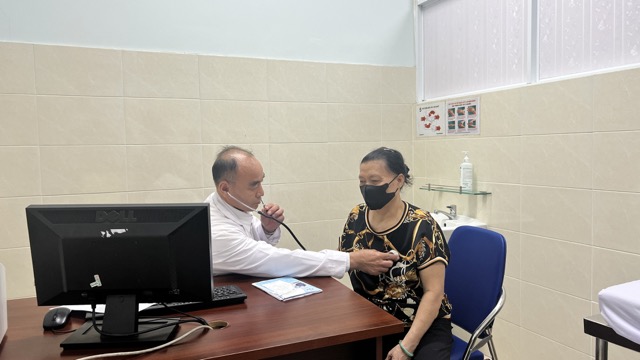 Patients with chronic diseases are prescribed a maximum of 90 days of medicine. Photo: Nguyen Ly