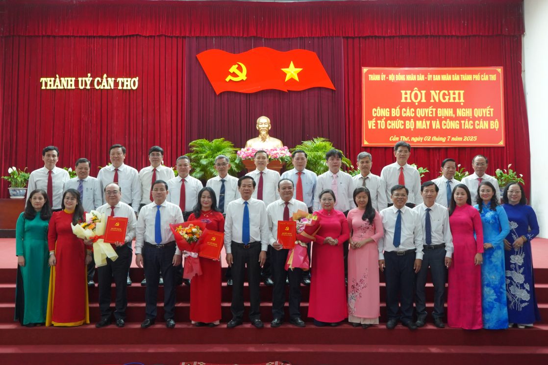 Lanh dao TP Can Tho va dai bieu. Anh: Ta Quang
