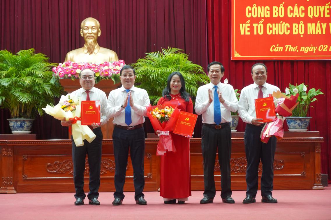 Lanh dao TP Can Tho trao Quyet dinh. Anh: Ta Quang