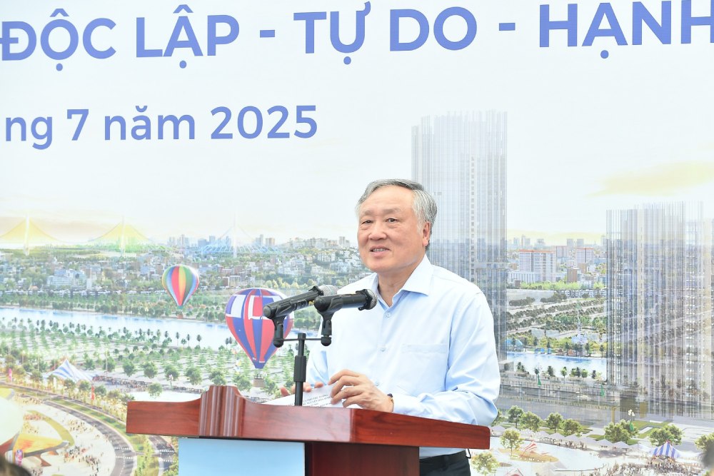 응우옌호아빈 정치국 위원 겸 상임 부총리는 국경일 80주년 기념 국가 성과 전시회에 대한 요구 사항을 강조했습니다. 사진: 딘하이