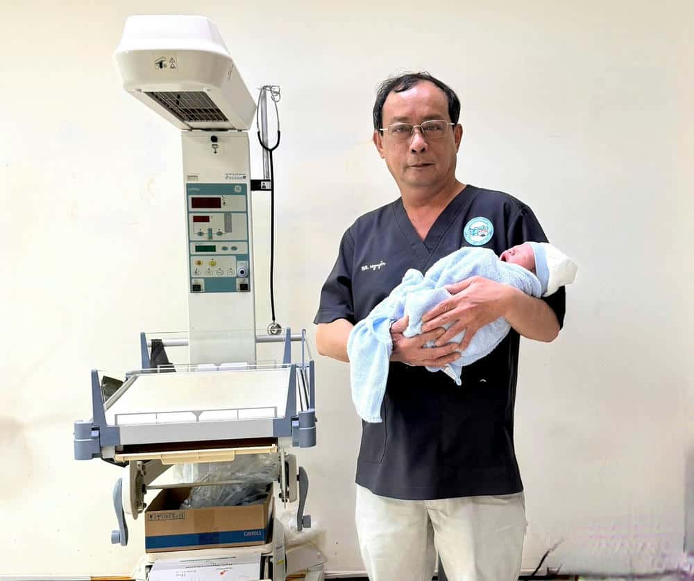 의사들은 산모를 살리기 위해 신속하게 수술을 했고 아기는 건강하게 태어났습니다. 사진: 탄 투언