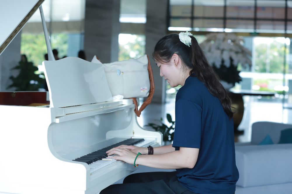 Le joueur du Sichuan (Chine) pratique le piano lors de la participation a la Coupe VTV 2025. Photo: Hoang Hue