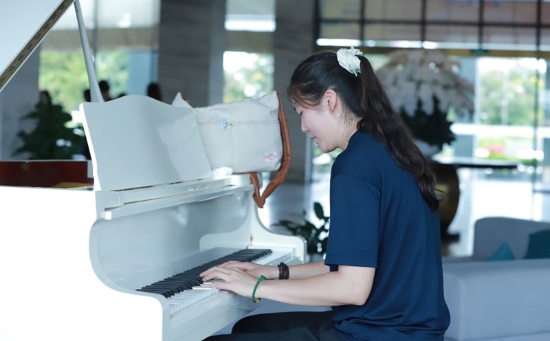 A player from Sichuan (China) is practicing the piano when participating in the VTV Cup 2025. Photo: Hoang Hue