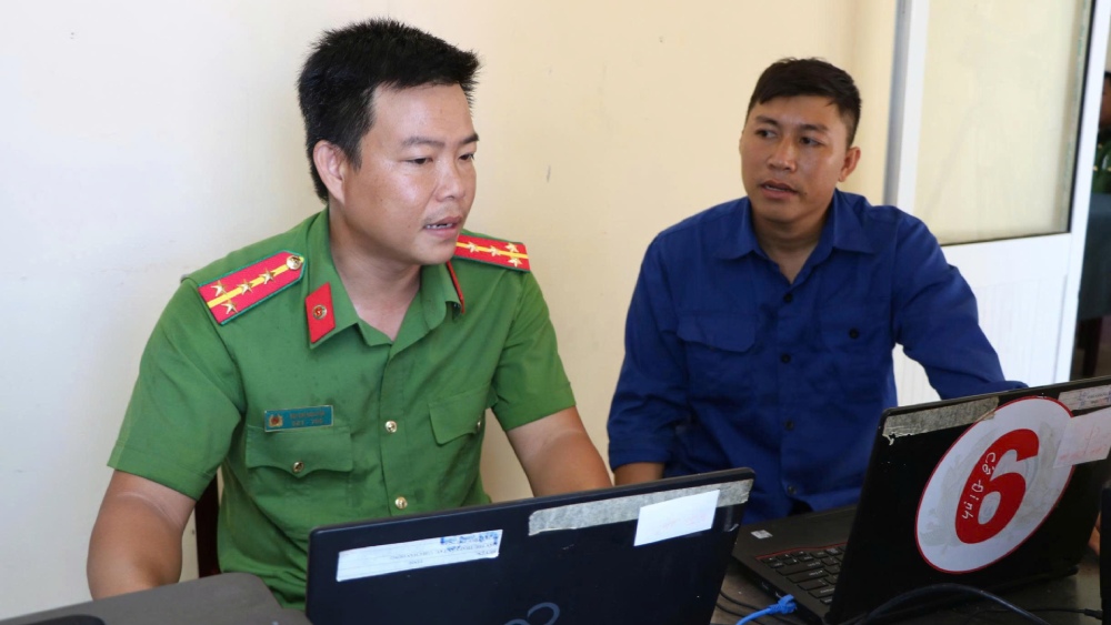La police de la region speciale de Tho Chau guide et facilite les procedures administratives pour les citoyens. Photo : Tien Dung