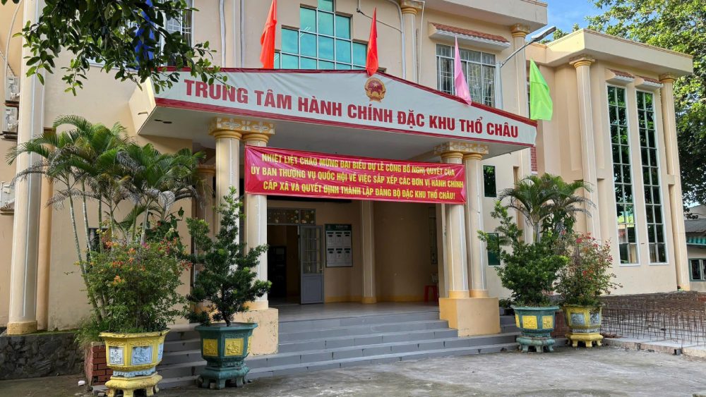 Trung tam hanh chinh Dac khu Tho Chau. Anh: Tien Dung