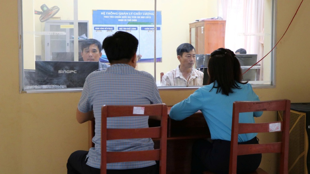 Bo phan mot cua Dac khu Tho Chau tiep nhan va tra ket qua cho nguoi dan. Anh: Tien Dung
