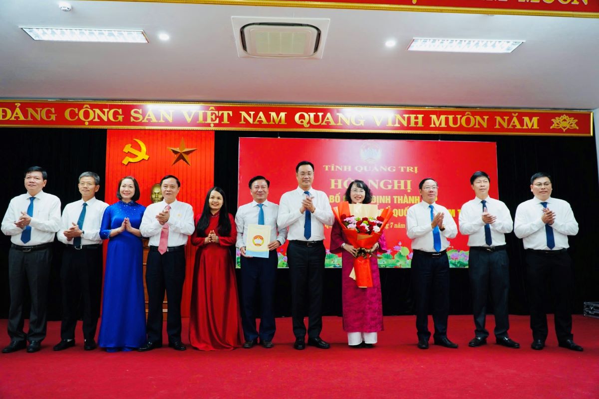 El Secretario del Comite del Partido Provincial Le Ngoc Quang otorgo decisiones al Comite Permanente del Comite del Frente de la Paterna de Vietnam de la provincia de Quang Tri. Foto: Xuan Thi