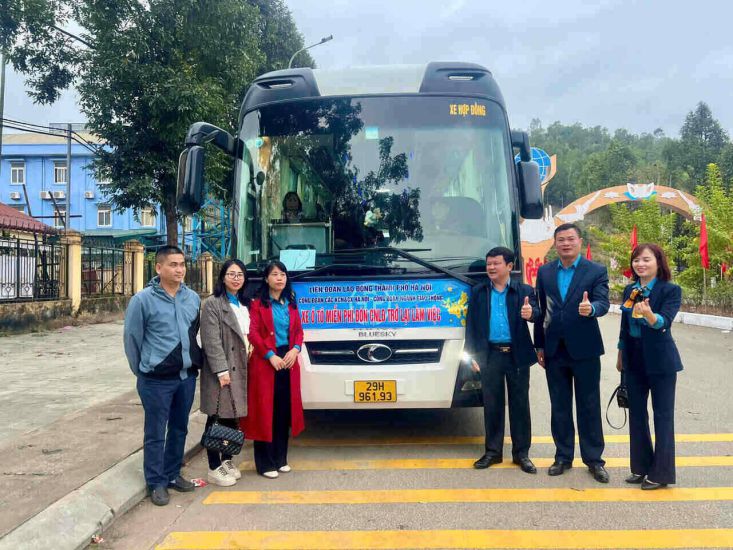 Officers of the Hanoi Industrial - Export Processing Zones Trade Union and officers of the Nghi Son Economic Zone Trade Union and Industrial Parks of Thanh Hoa province at the workers' pick-up point in Ha Trung. Photo: Hai Yen