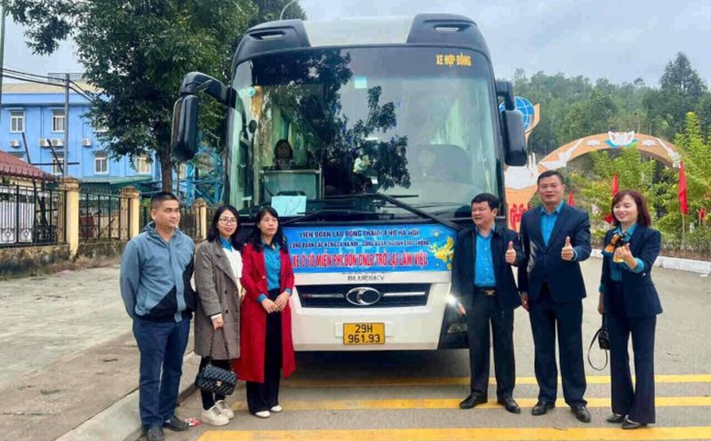 Officers of the Hanoi Industrial - Export Processing Zones Trade Union and officers of the Nghi Son Economic Zone Trade Union and Industrial Parks of Thanh Hoa province at the workers' pick-up point in Ha Trung. Photo: Hai Yen