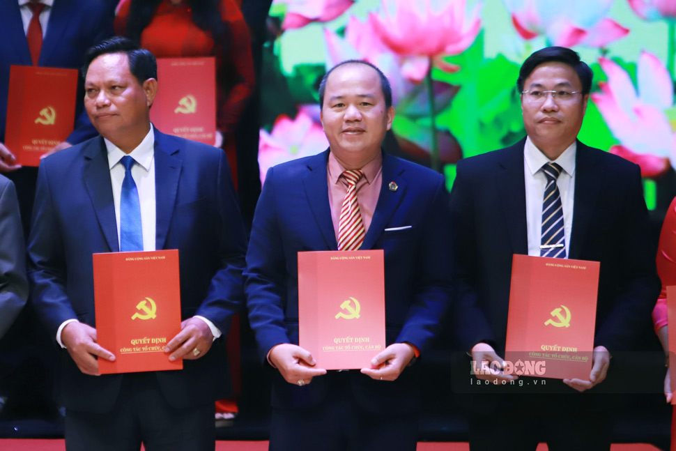 M. Le Tu Binh (au milieu) reçoit la decision de prendre le poste de secretaire du comite du parti de la commune de Binh An. Photo : Hoai Phuong