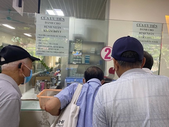 The Ministry of Health has set a deadline for compulsory prescription of electronic drugs. In the photo is a person registering for health insurance examination. Photo: Thuy Linh