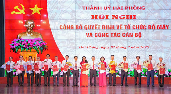 Bi thu Thanh uy va Chu tich UBND TP Hai Phong trao quyet dinh bo nhiem cho lanh dao cac so, nganh. Anh: Cong TTDT Hai Phong