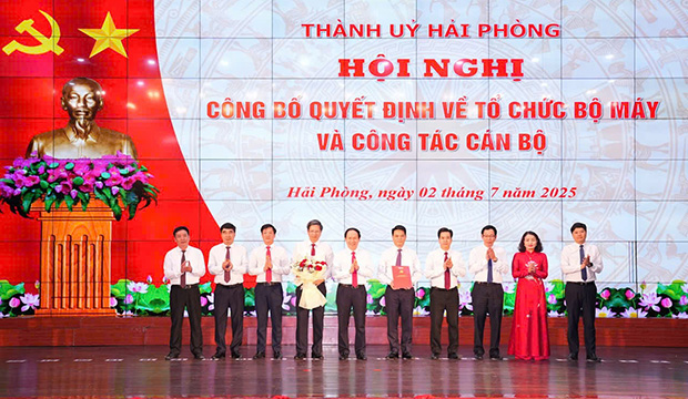 하이퐁시 당위원회 서기 Le Tien Chau가 시 인민위원회 지도자들에게 꽃을 선물하는 결정을 수여하고 있습니다. 사진: 하이퐁 전자 정보 포털