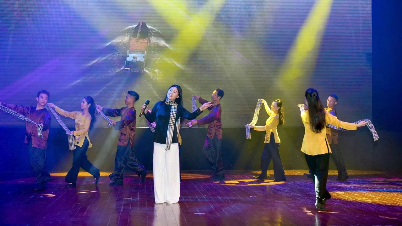 Meritorious Artist Huong Giang is passionate about students. Photo: Provided by the artist.