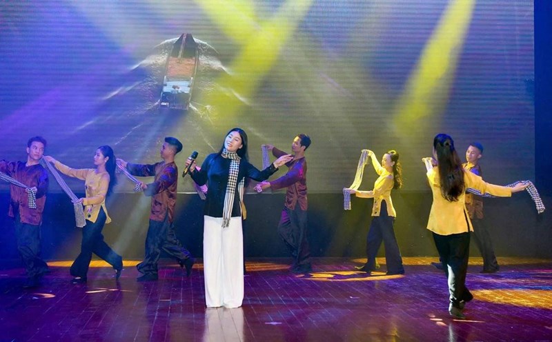 Meritorious Artist Huong Giang is passionate about students. Photo: Provided by the artist.