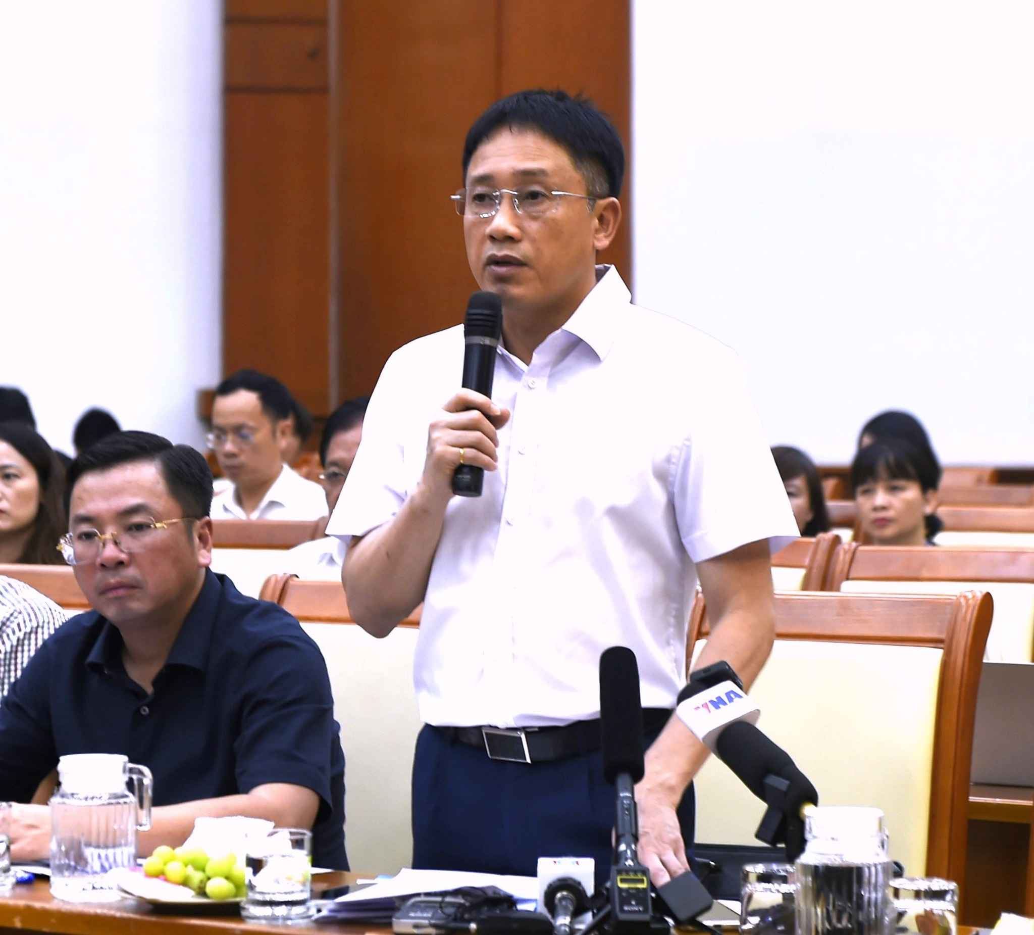 M. Mai Son - directeur adjoint du Departement des impots - a souligne que la classification des menages commerciaux en 4 groupes de revenus contribuera a accroître la transparence et l'equite. Photo : Ministere des Finances