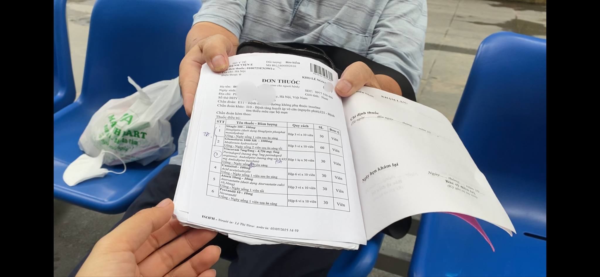 Mr. D.N.M. was frustrated and said that due to the slow implementation of electronic medical records and electronic prescriptions, the examination process has not improved much. Photo: Thuy Linh