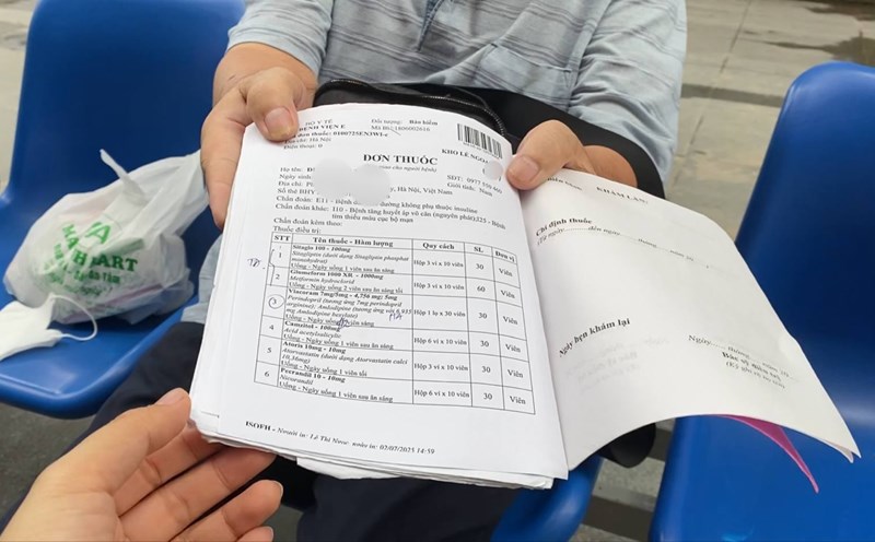 Mr. D.N.M. was frustrated and said that due to the slow implementation of electronic medical records and electronic prescriptions, the examination process has not improved much. Photo: Thuy Linh