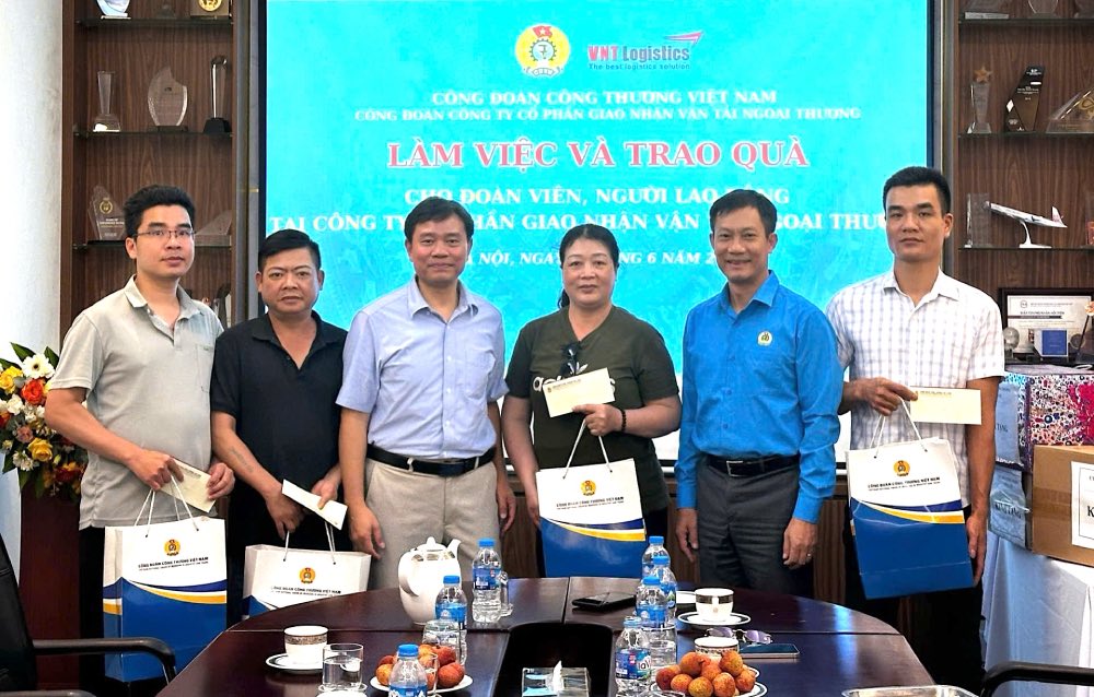 Mr. Le An Hai - Chairman of the Vietnam Trade Union of Industry and Trade (2nd, from right) - presented gifts to workers. Photo: Thuy Linh