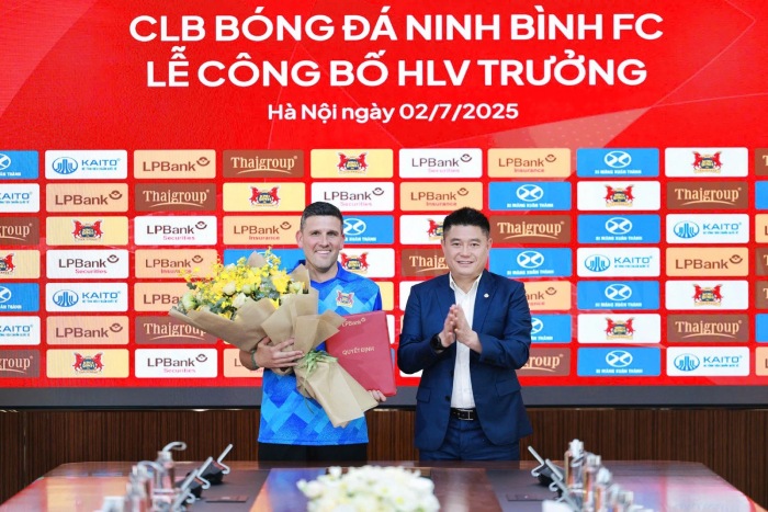 Coach Gerard Albadalejo debuted for Ninh Binh club. Photo: NBFC