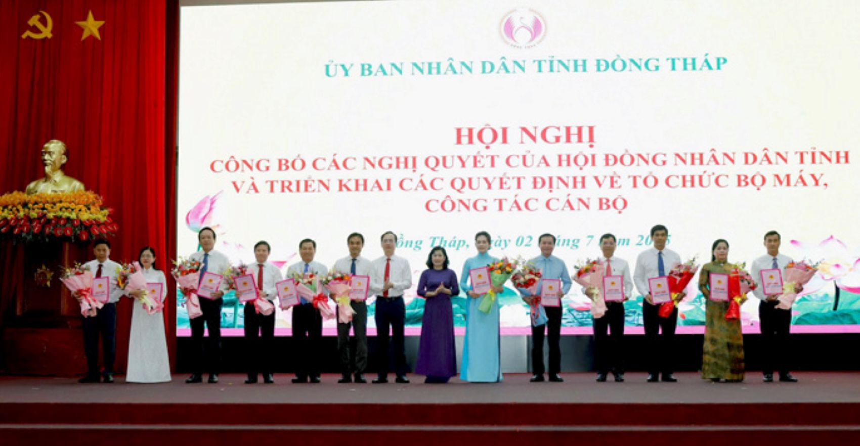 Ba Chau Thi My Phuong – Pho Bi thu Tinh uy, Chu tich HDND tinh va  ong Tran Tri Quang – Pho Bi thu Tinh uy, Chu tich UBND  tinh trao quyet dinh thanh lap cac co quan tham muu, giup viec. Anh: Cong thong tin dien tu Dong Thap  
