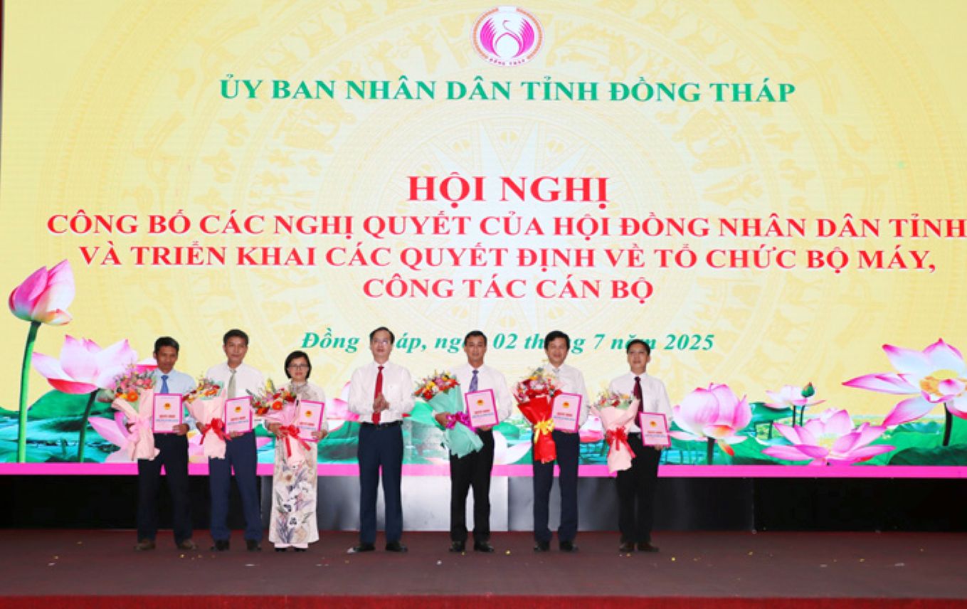 Chu tich UBND tinh Dong Thap Tran Tri Quang trao Quyet dinh bo nhiem lanh dao Van phong UBND tinh. Anh: Cong thong tin dien tu Dong Thap
