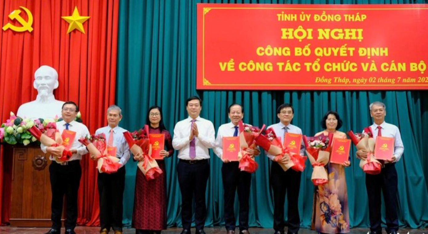 Bi thu Tinh uy Dong Thap Le Quoc Phong trao quyet dinh thanh lap va dinh bo nhiem lanh dao cac co quan tham muu, giup viec Tinh uy. Anh: Cong thong tin dien tu Dong Thap