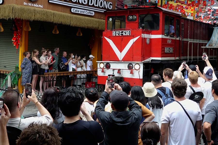 列車の運行開始直後、警察は緊張して観光客に危険区域から離れるように注意喚起