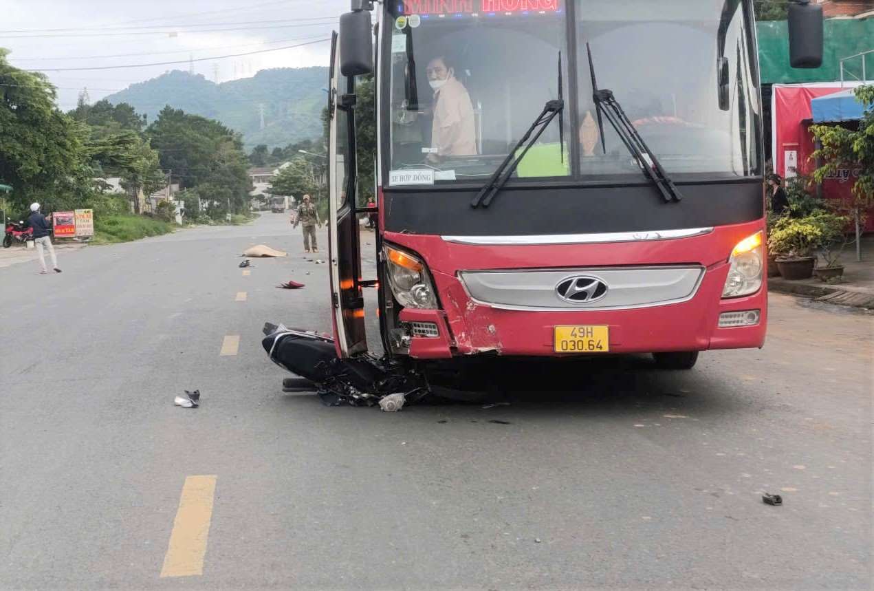 Scene de l'accident de la route qui a cause la mort d'un etudiant a Lam Dong. Photo : Lam Hong