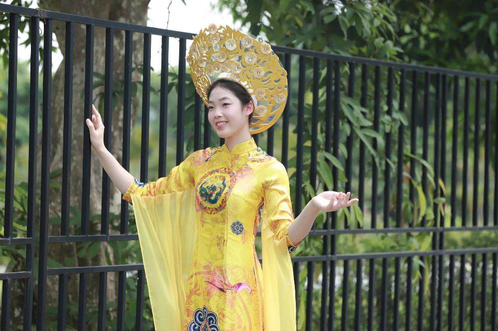 Cau thu tre Pham Quynh Huong cua tuyen U21 Viet Nam hao hung voi trai nghiem mac ao dai. 