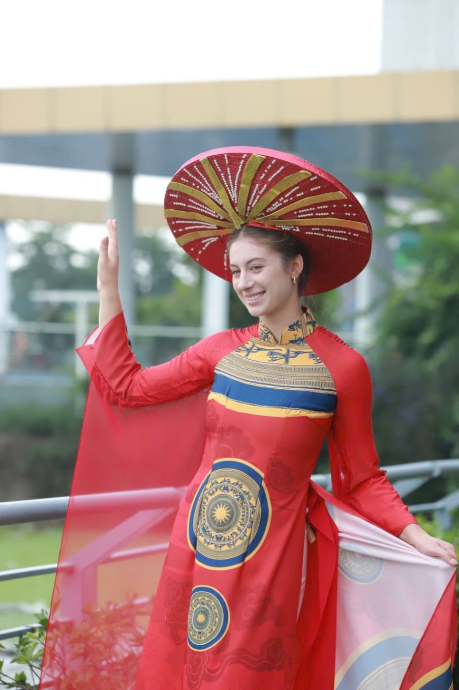 Jesse Mann cua tuyen Australia thuot tha trong ta ao dai truyen thong.  