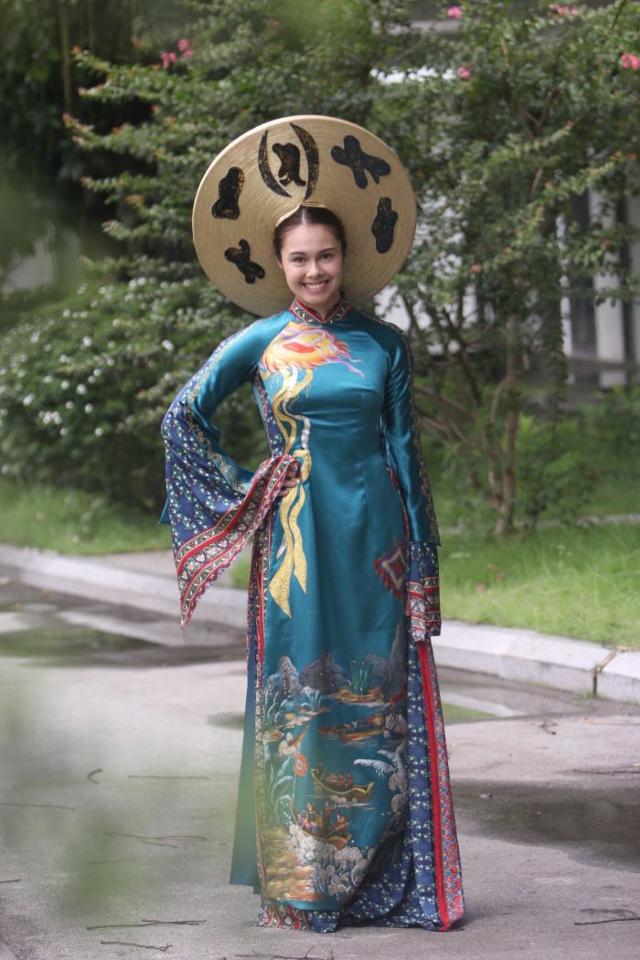  Vanessa Gandler cua tuyen Philippines dep quy phai trong ta ao dai xanh.  