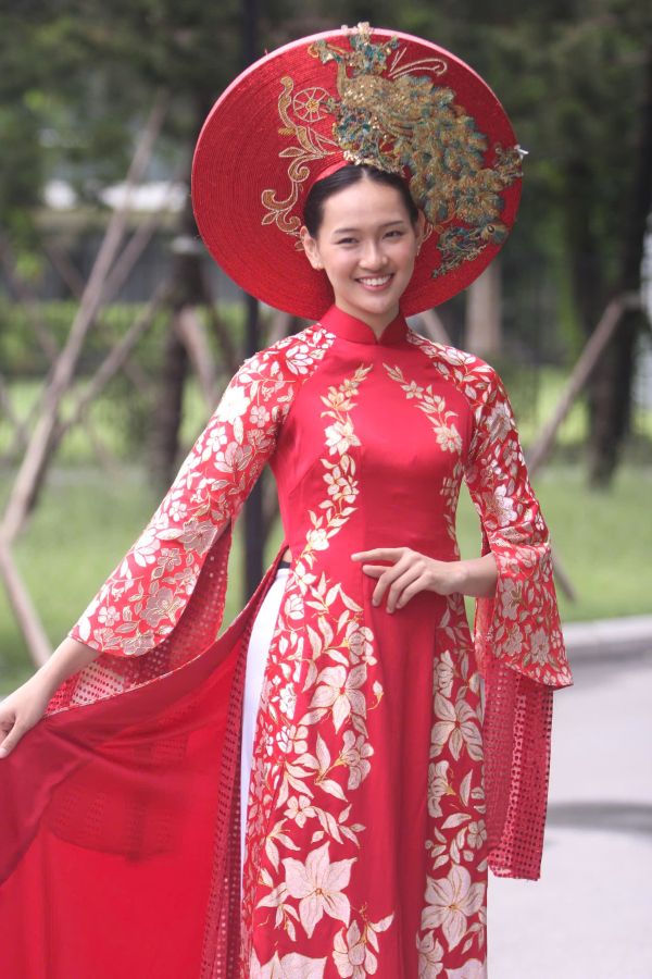 Jane Leila Cruz cua tuyen Philippines tu tin dien ao dai va tao dang. Co duoc nhan xet co net giong nhu nguoi Viet Nam. 