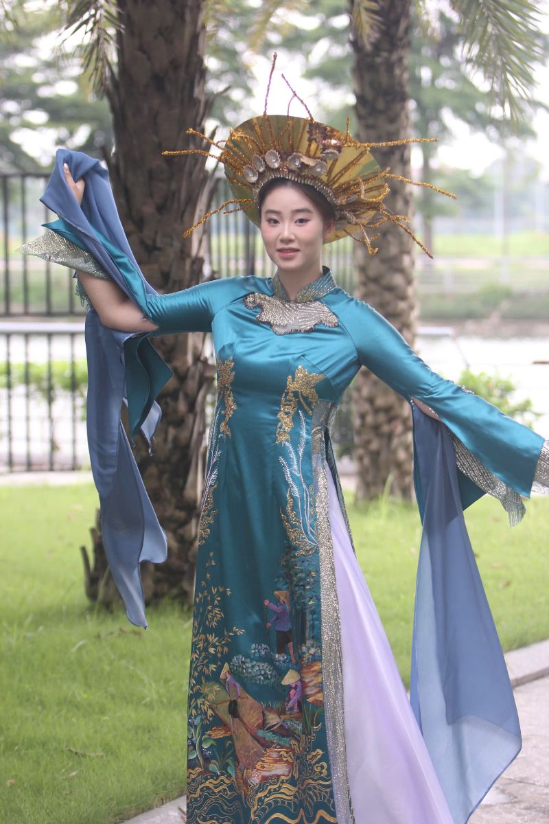 Wang Sijia cua cau lac bo Tu Xuyen (Trung Quoc) lung tung khi lan dau thu ao dai.  