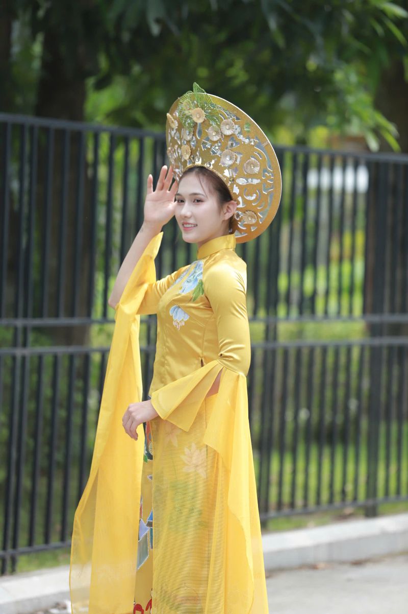 Chu cong Nguyen Lan Vy cua tuyen U21 Viet Nam duoc nhan xet co ve dep cuon hut khi so huu mui cao, lan da trang. Lan Vy tu tin tao dang truoc ong kinh. 