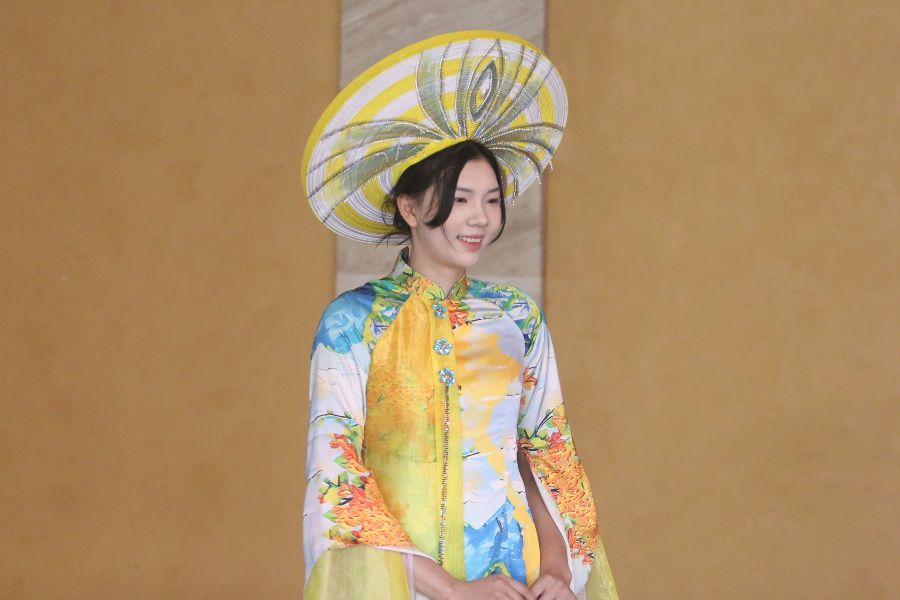 Tran Thi Bich Thuy cua tuyen Viet Nam ngai ngung khi khoac len minh ta ao dai. 